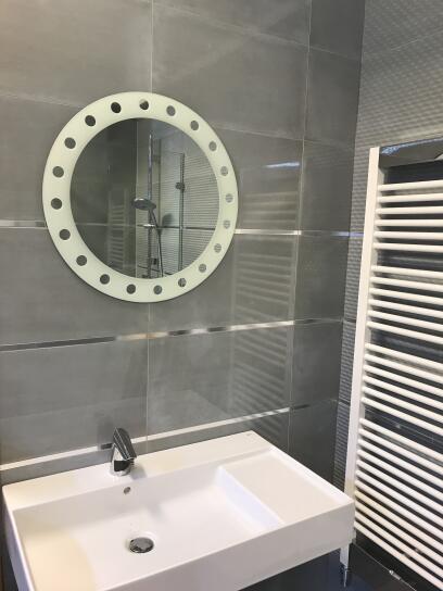 Zrcadlo Ø 60 cm kulaté kruh potisk kolečka ALEŠ interiér koupelna